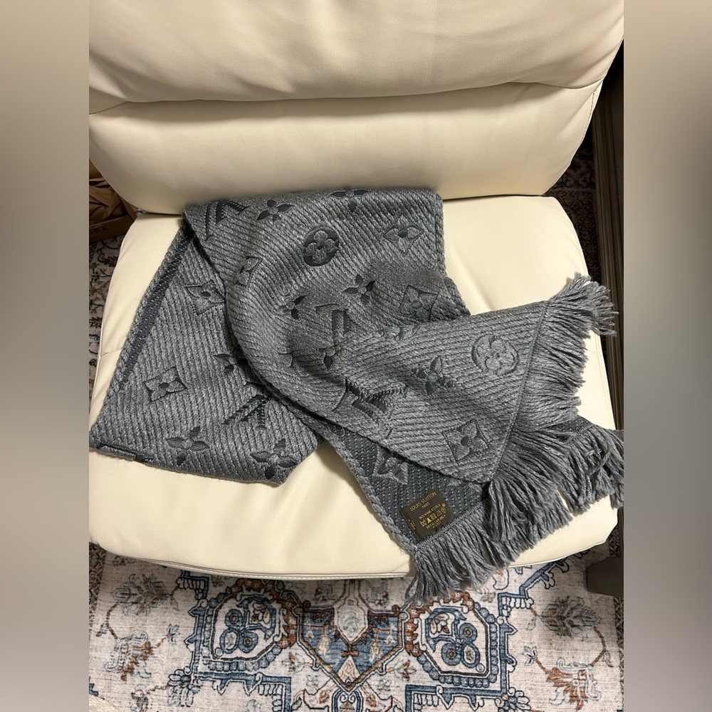 LV wool scarf